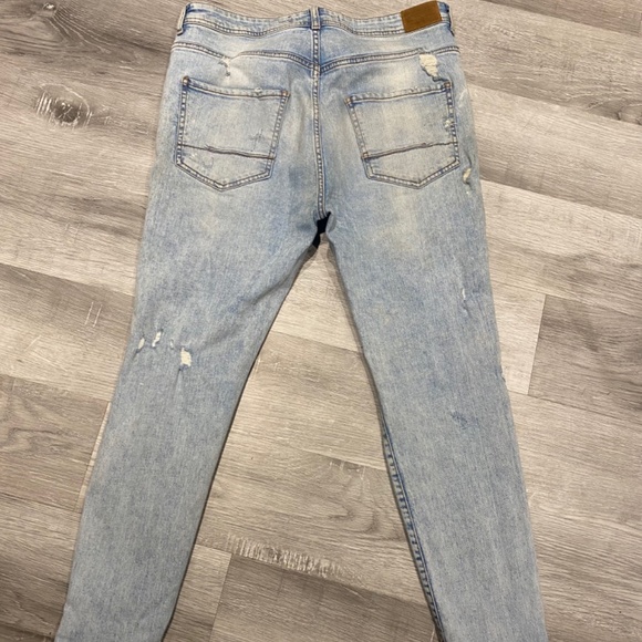 Distresed jeans with patches - Picture 3 of 3